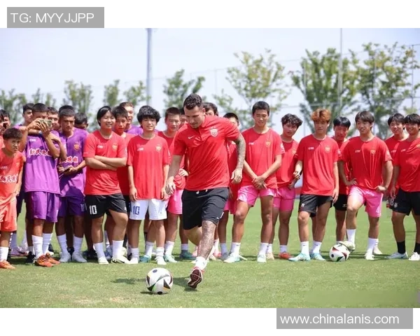 当足球球星走上街头平凡与激情在城市角落交织