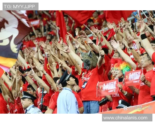 足球场惊现篮球巨星亲临助阵球迷欢呼声四起瞬间引爆社交媒体