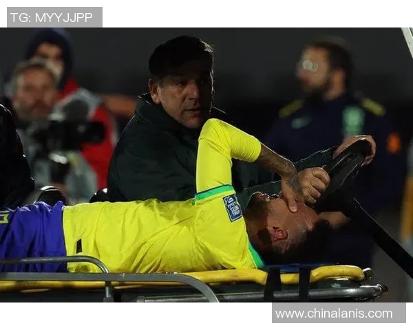 足球球星因伤痛苦表情展现赛场无奈瞬间令人心碎